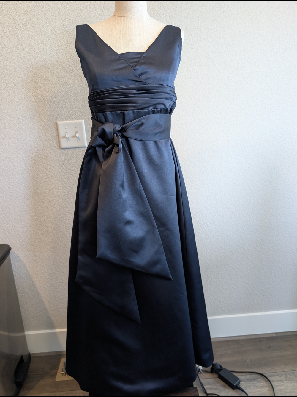 Lanting Sz 6 Sleeveless Navy Satin V-Neck Maxi Dress with Waist Sash Prom Bridal